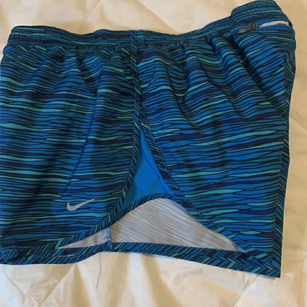 NIKE, running shorts, built in liner, draw cord and vent side, great condition - Picture 5 of 10